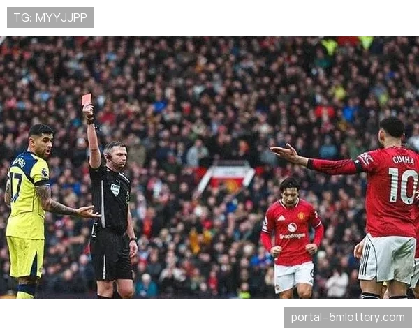 红牌事件：英超比赛中，球员因暴力行为被直接出示红牌罚下