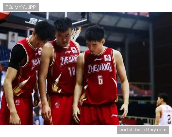 浙江德比爆发冲突，双方各有一名球员遭驱逐出场